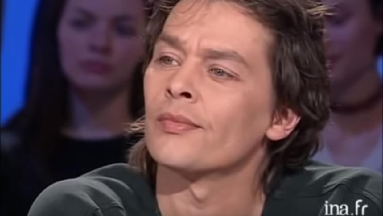 Ari Boulogne sur le plateau de Thierry Ardisson en 2001 - Capture d'écran INA