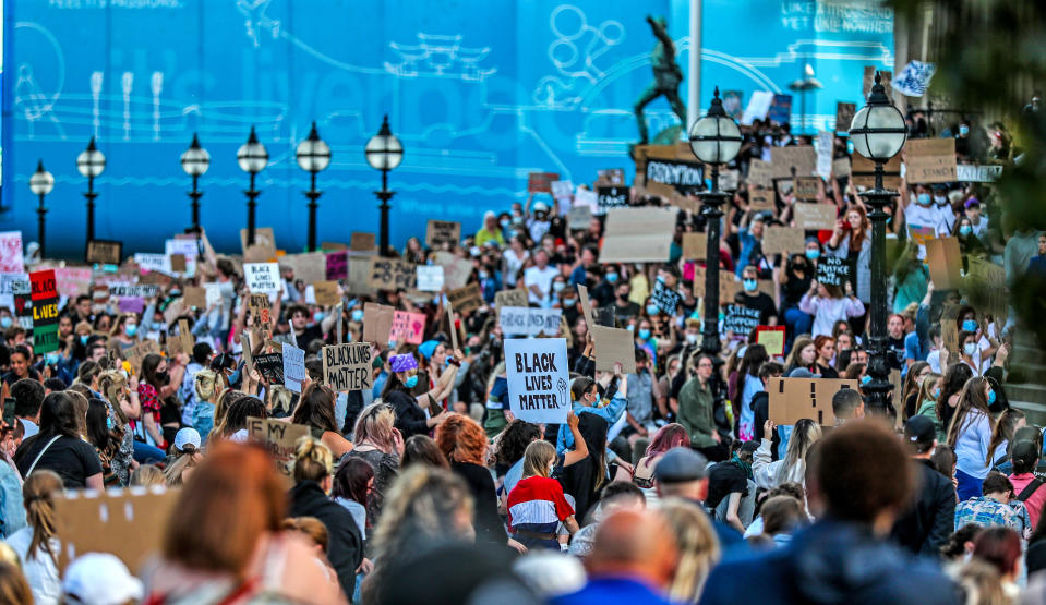 Demonstranten nehmen an einem Protest "Black Lives Matter" vor der St. George's Hall in Liverpool teil. Tausende Menschen haben sich bei dem Protest mit Demonstranten in den USA solidarisiert. Foto: Peter Byrne / PA Wire / dpa