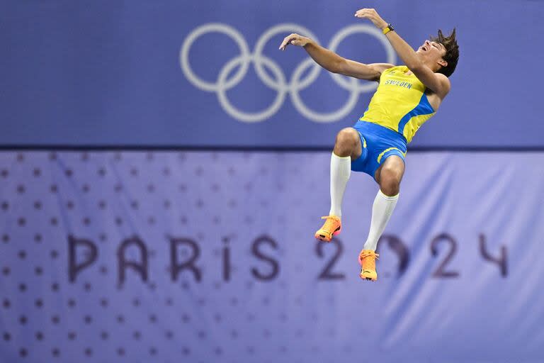 El vuelo de su vida: Armand Duplantis y los prometidos 6.25m, récord olímpico y mundial