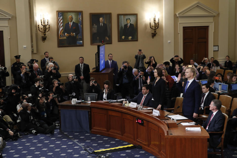 Fiona Hill, exasesora del Consejo de Seguridad Nacional, y David Holmes, consejero de la embajada de EEUU en Ucrania, durante su audiencia pública sobre el proceso de juicio político del presidente Donald Trump en la Cámara de Representantes, en la sede del Congreso en Washington, el jueves 21 de noviembre de 2019. (AP Foto/Alex Brandon, Pool)