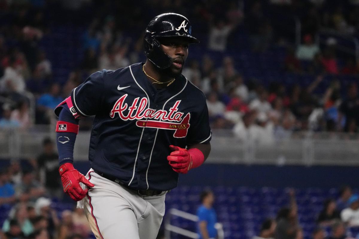 Braves' Ozzie Albies fractures left foot vs. Nationals