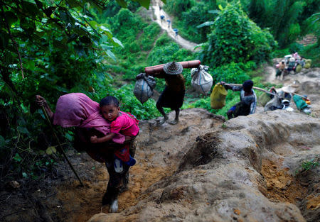 Rohingya refugees climb up a hill after crossing the Bangladesh-Myanmar border in Cox's Bazar, Bangladesh September 8, 2017. REUTERS/Danish Siddiqui