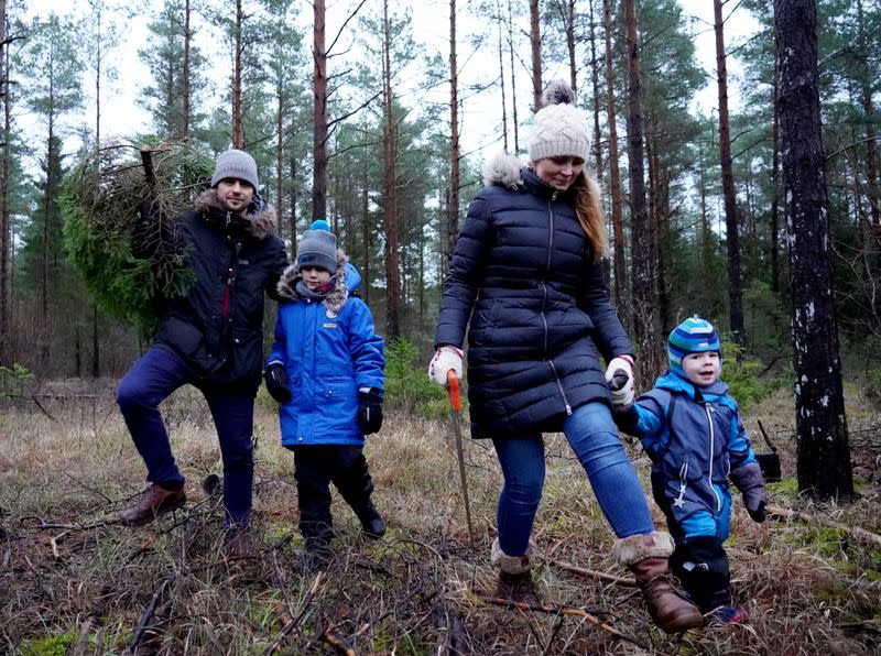 Taavi Sepp with his wife Katrin Sagar and children walk with the Christmas tree found with the help of a mobile application near Kuuresaare