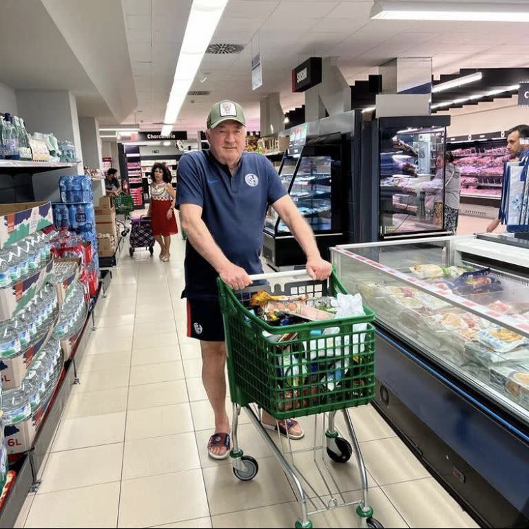 Haciendo las compras en el supermercado, siempre con la pilcha del Ciclón