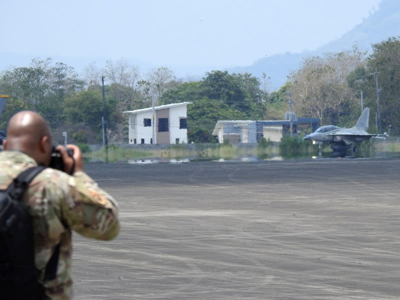 美國軍人拍攝戰機在跑道滑行 菲律賓空軍的FA-50戰機和美國空軍的F-16戰鬥機11 日在馬尼拉西北方的巴塞空軍基地進行菲美空軍「雷 霆對抗」第一階段演習。圖為美國軍人拍攝戰機在跑 道滑行。 中央社記者陳妍君巴塞空軍基地攝  113年4月11日 