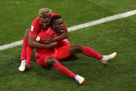 El centrocampista panameño José Luis Rodríguez recibe un abrazo de su compañero Ricardo Avila tras el autogol del defensa tunecino Yassine Meriah en su encuentro por el grupo G de la Copa del Mundo de la FIFA en Saransk, Rusia, jun 28, 2018. REUTERS/Lucy Nicholson