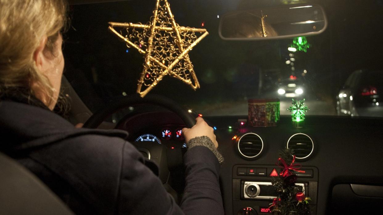 Die leuchtende Weihnachtsdeko kann den Fahrer ablenken. Foto: Christoph Walter