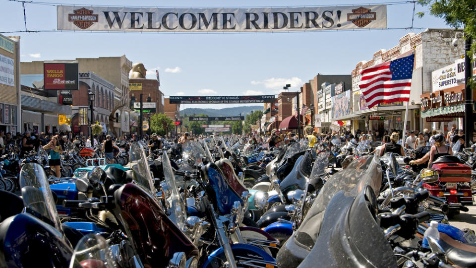 Auf der Main Street von Sturgis reihen sich die Bikes Rad an Rad