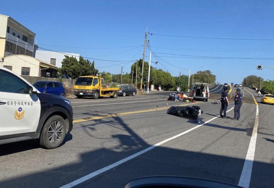 市道一七一線麻豆路段，昨天一早發生電動輔助自行車與機車碰撞，遭對向混凝土車輾斃，造成一死一傷憾事。（取自麻豆人大集合）