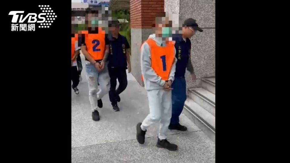 警方搗破弘仁會新莊分會據點，逮捕林姓會長與幫眾等4人。（圖／TVBS）