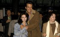 Eine turbulente Zeit: Nachdem "Beverly Hills, 90210"-Star Shannon Doherty Anfang 1993 eine kurze Beziehung mit dem Erben eines Kosmetik-Konzerns hatte, lernte sie kurz darauf ihren Schauspielkollegen Ashley Hamilton kennen. Das Paar heiratete im Oktober, bereits im April 1994 reichten sie die Scheidung ein. (Bild: Ron Galella)