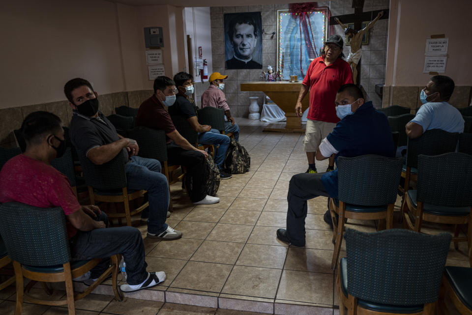 Migrantes devueltos recién llegados en el refugio para migrantes San Juan Bosco en Nogales, México, el 31 de julio de 2020. (Adriana Zehbrauskas/The New York Times)