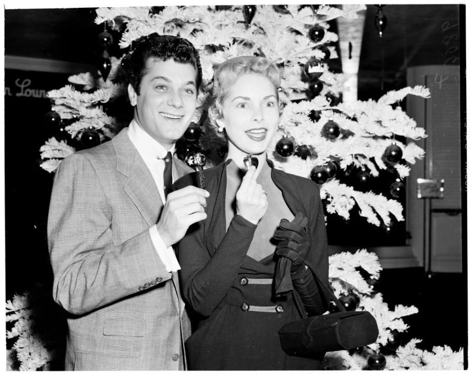 1953: Tony Curtis and Janet Leigh under their tree