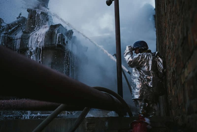 FOTO DE ARCHIVO. Un bombero trabaja en el sitio de un objeto de infraestructura crítica de energía, que fue golpeado durante los ataques de drones de Rusia en Kiev, Ucrania