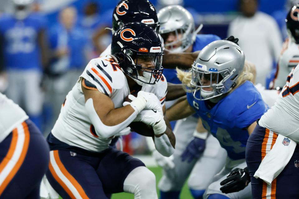 Bears running back David Montgomery (32) rushes Jan. 1, 2023 as Lions lineback Alex Anzalone pursues at Ford Field in Detroit.