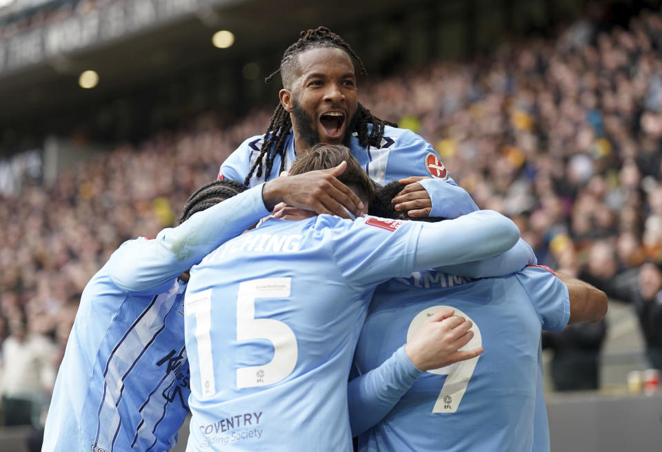 Los jugadores de Coventry celebran el gol de Ellis Simms en la victoria 3-2 ante Wolverhampton en los cuartos de final de la Copa FA, el sábado 16 de marzo de 2024. (Mike Egerton/PA vía AP)