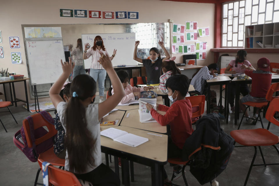 Niños migrantes participan en una clase en Casa Kolping, en Ciudad Juárez (México), el 28 de marzo del 2022. (AP Photo/Christian Chávez)
