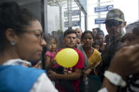 En esta imagen, tomada el 6 de septiembre de 2018, venezolanos hacen fila para ser atendidos por funcionarios de inmigración peruanos con la esperanza de poder entrar al país, en Tumbes, Perú. El destino último de muchos venezolanos es la capital peruana, Lima, una ciudad donde creen que tendrán más oportunidades que en Colombia o Ecuador, los países que atravesaron para llegar allí. (AP Foto/Ariana Cubillos)