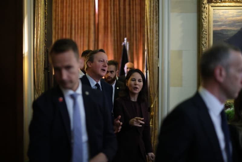 Annalena Baerbock (2nd from right), the German Foreign Minister, and David Cameron (2nd from the left), the British Foreign Secretary, arrive for a meeting with Israeli President Isaac Herzog (not pictured) at a hotel in Jerusalem Ilia Yefimovich/dpa