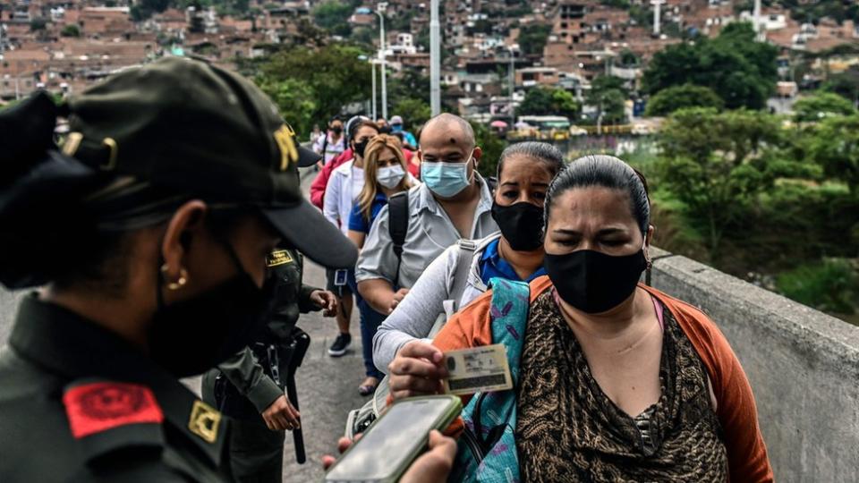 Una cola de personas en Medellín, Colombia.