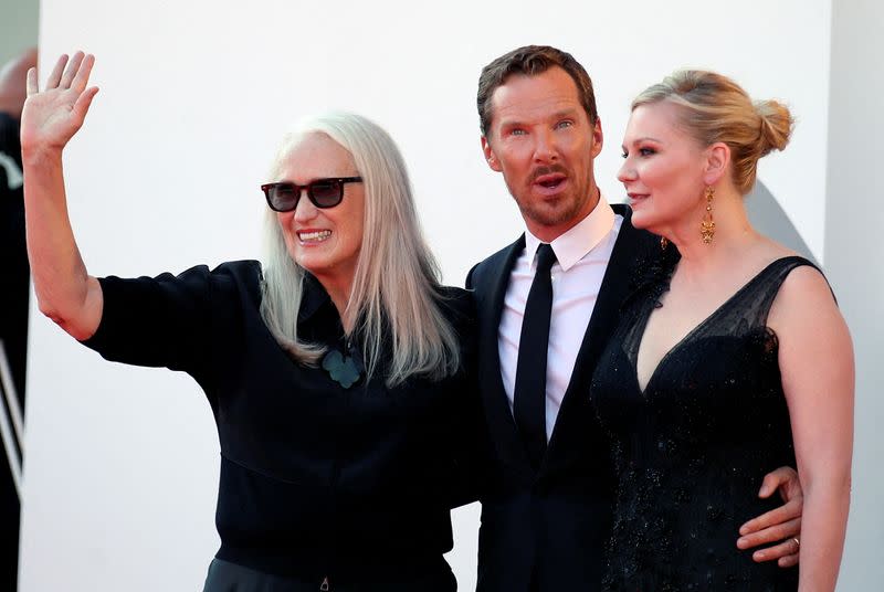 FOTO DE ARCHIVO: La 78ª edición del Festival de Cine de Venecia - Proyección de la película 'El poder del perro' en competición - La directora Jane Campion, el actor Benedict Cumberbatch y la actriz Kirsten Dunst posan