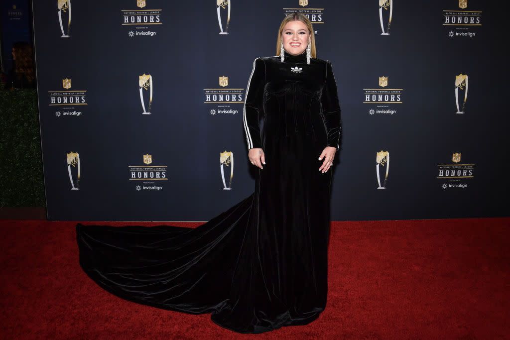 kelly clarkson walking on the red carpet at nfl honors held at symphony hall at the phoenix convention center in phoenix, arizona picture date thursday february 9, 2023 super bowl lvii will take place sunday feb 12, 2023 between the kansas city chiefs and the philadelphia eagles photo by anthony beharpa images via getty images