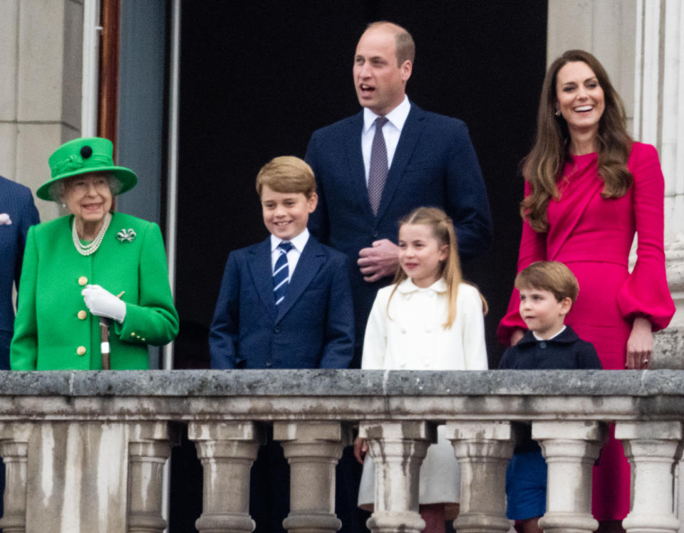 5.jun.2022 - Rainha Elizabeth 2, príncipe George, William, princesa Charlotte, a duquesa Kate Middleton e o príncipe Louis no Jubileu de Platina da rainha em Londres, na Inglaterra (Foto: Samir Hussein/WireImage)