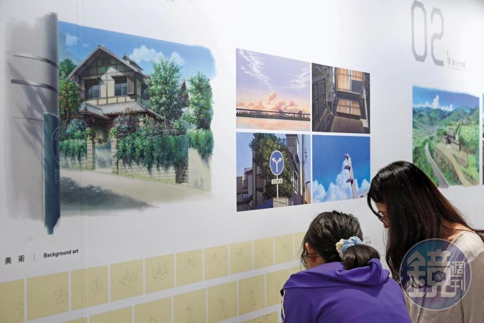 細田守特展中展出動畫中美麗的手繪背景，吸引粉絲駐足觀賞。