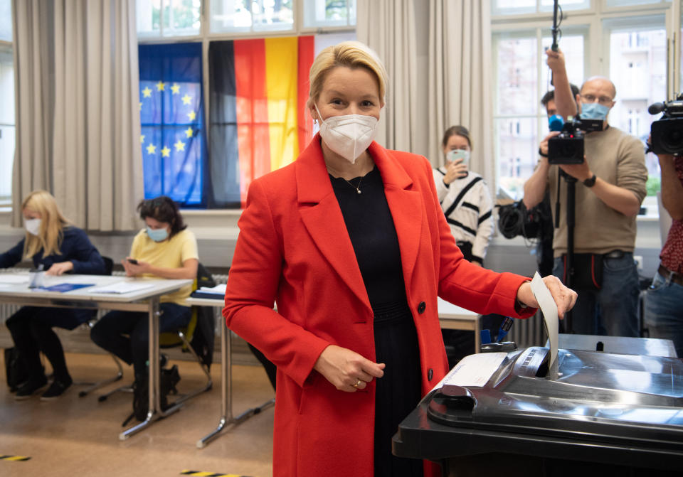 Bei der Wahl 2021 hatte Franziska Giffey noch kein Problem damit, ihren Wahlzettel in die als Wahlurne umfunktionierte Mülltonne zu werfen. (Bild: Getty Images)