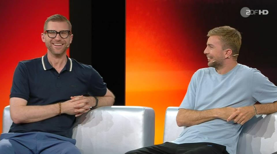 Per Mertesacker (links) und Christoph Kramer: Die Hierarchien sind klar verteilt. (Bild: ZDF)