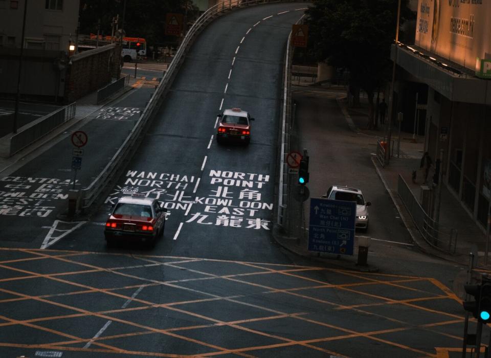 香港街頭的計程車。(圖：Chi Hung Wong ／Unsplash