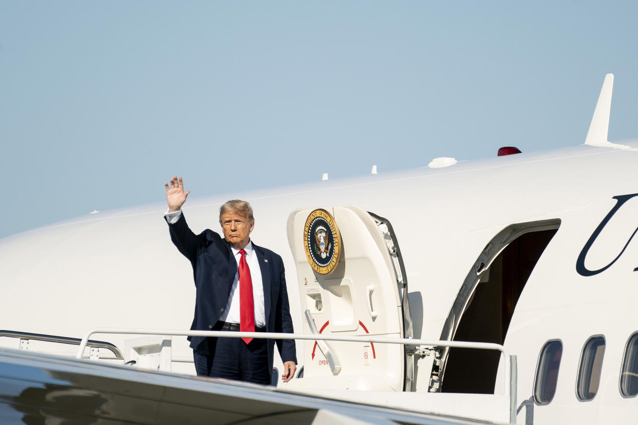 El presidente Donald Trump saluda al abordar el Air Force One en la Base Conjunta Andrews en Maryland el sábado 17 de octubre de 2020, en camino hacia Michigan. (Stefani Reynolds/The New York Times)