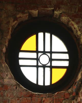 講究對比與配色的圓形窗戶，見證了早期匠工們手藝極佳的工業設計。
