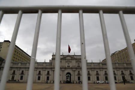 The La Moneda presidential palace is seen through a security barrier in Santiago, September 9, 2014. REUTERS/Ivan Alvarado