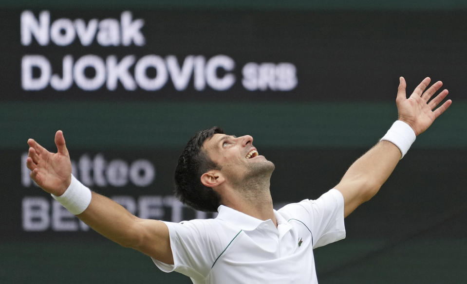 Novak Djokovic celebra su victoria ante Matteo Berrettini en la final de Wimbledon, el domingo 11 de julio de 2021, en Londres. (AP Foto/Alberto Pezzali)