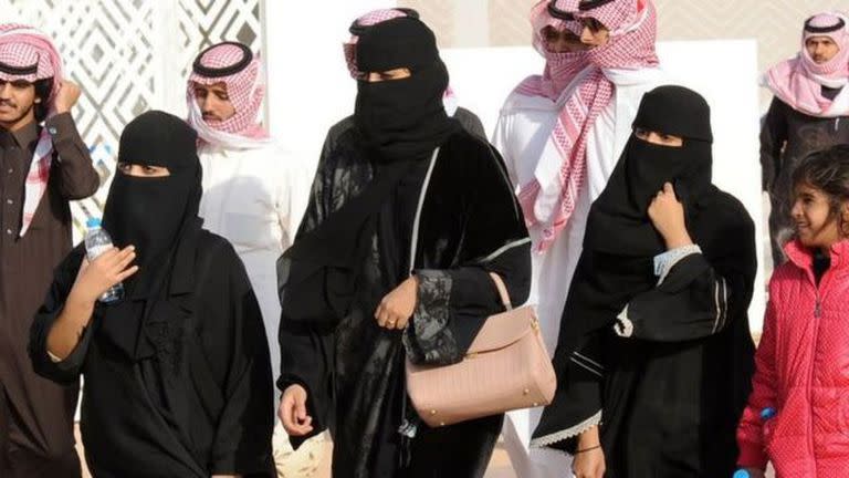 Para avanzar en el turismo, hay varios obstáculos: Arabia Saudita no es un destino económico; hace un calor abrasador durante ocho meses; no hay libertad política ni de expresión; en las calles casi no conviven hombres y mujeres; ni se permite el alcohol