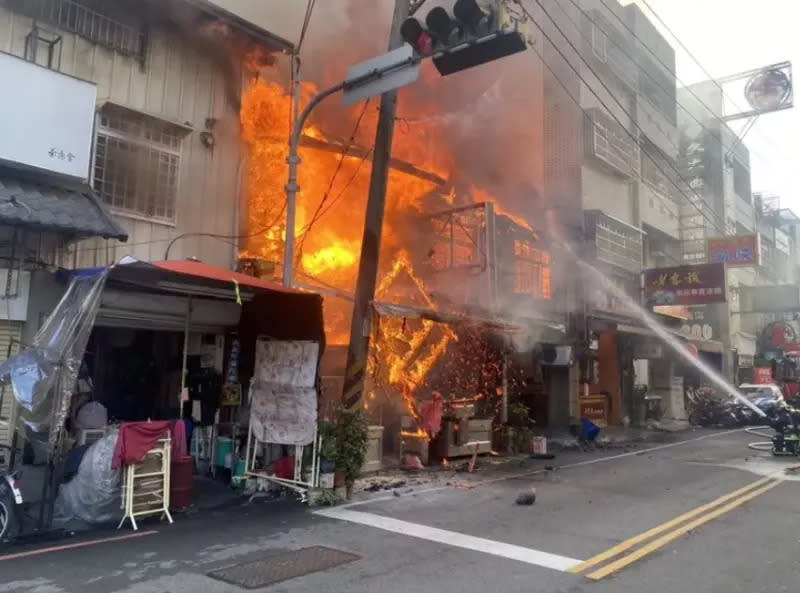 ▲12日上午，台中市豐原區廟東商圈，信義路上一處民宅發生火警，由於火勢延燒迅速，波及隔壁2棟民宅，台中市消防局獲報，隨即派員搶救，所幸無人員傷亡。（圖／翻攝畫面）