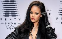 Als Popstar wurde sie weltberühmt, reich wurde Rihanna aber nicht durch ihre Musik: Unlängst verkündete Forbes, dass die Sängerin dank ihrer Kosmetiklinie die reichste Musikerin der Welt ist. Sie ist nur einer von vielen Promis aus Musik und Film, die mit ihren Unternehmen äußerst erfolgreich sind ... (Bild: Kevin Mazur/Getty Images for Savage X Fenty Show Vol. 2 Presented by Amazon Prime Video)