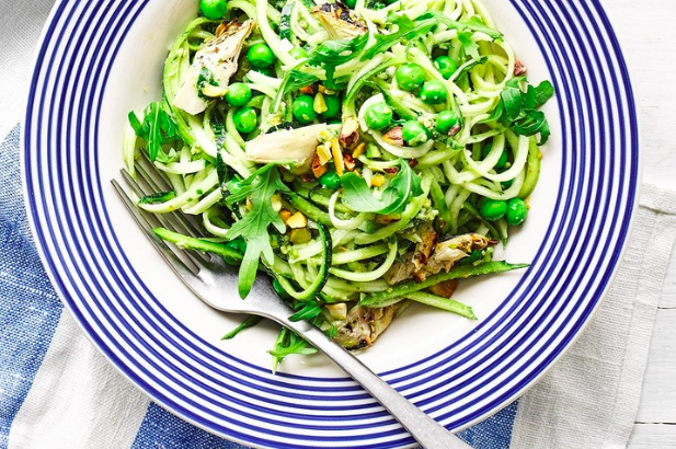 Salade de spirales de courgette, petits pois et artichaut avec pesto à la pistache