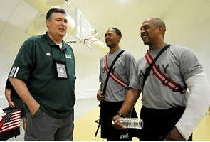 Former Knicks scout Jeff Nix, left, has traveled to Iraq and Walter Reed Army Medical Center to meet with soldiers