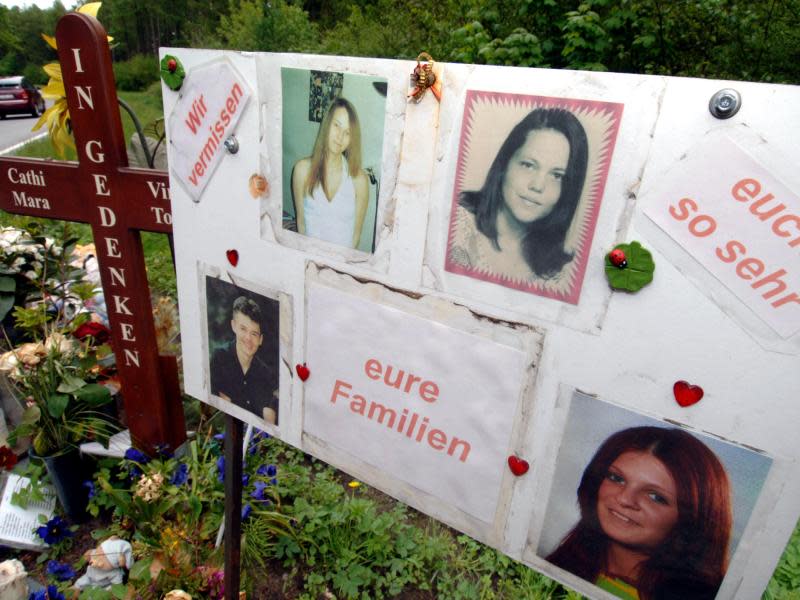 Eine Gedenktafel erinnert auf Rügen an der Stelle, an der vier junge Menschen in ihrem Auto starben. Ein unter Drogen und Alkohol stehender Mann war in ihr Fahrzeug gerast. Foto: Stefan Sauer/Archiv