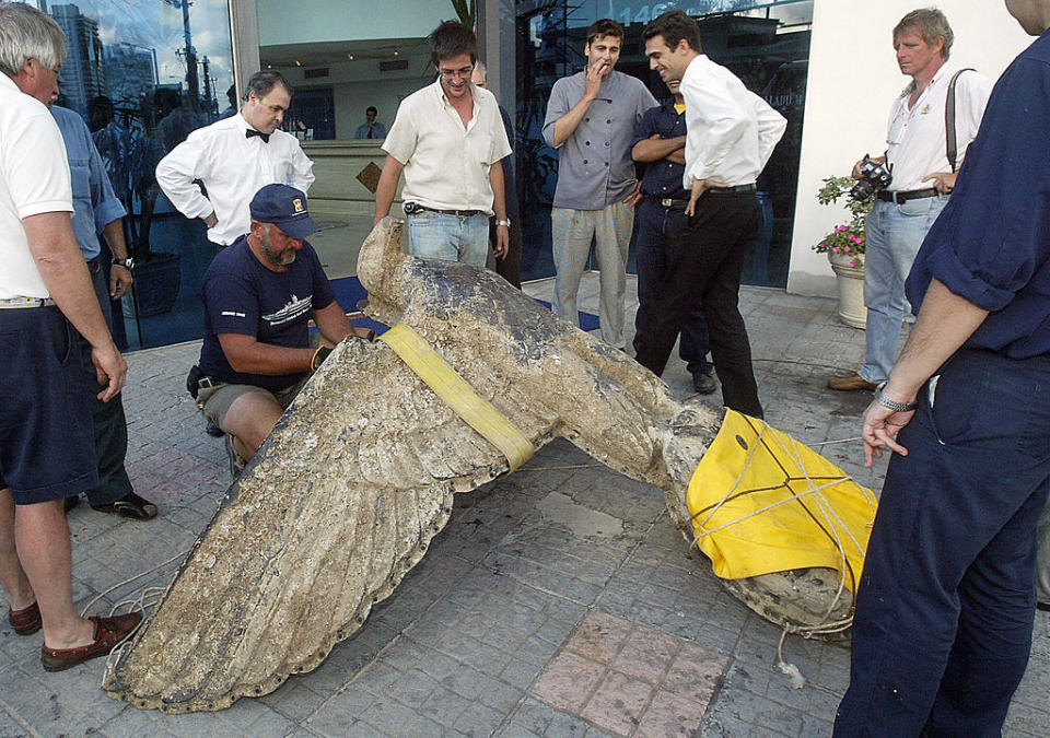 El águila nazi que será transformada en un símbolo de paz en Montevideo, Uruguay, en una foto de archivo de 2006 (Crédito: MIGUEL ROJO/AFP via Getty Images)