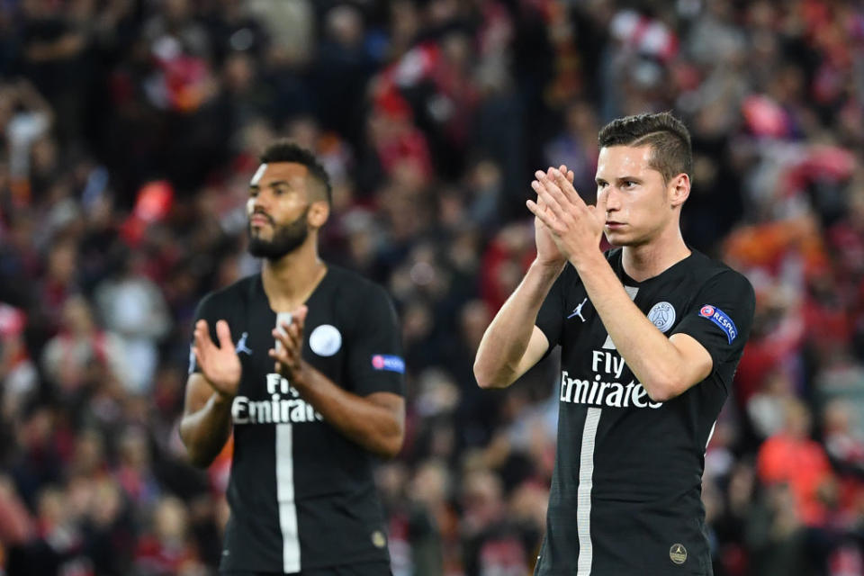 <p>Eric Choupo-Moting et Julian Draxler, qui sont tous les deux entrés en cours de match, sont venus saluer les 2500 supporters parisiens qui avaient fait le déplacement jusqu’à Anfield. Une maigre consolation. (crédit Getty) </p>