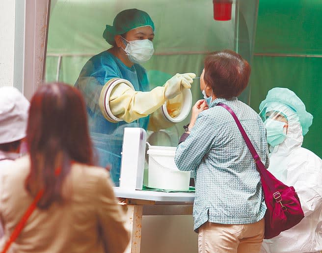 全台新冠疫情升溫，台北市長柯文哲表示，北市18日起先從信義區試辦在家照護，圖為新北民眾篩檢的畫面。（季志翔攝）