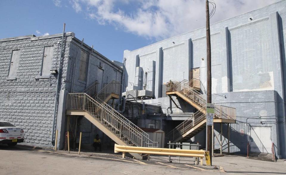 La disputa sobre el destino del Coconut Grove Playhouse se redujo a la decisión de salvar el auditorio de la parte trasera del teatro. Los tribunales han dictaminado que la ciudad no puede exigir al Condado Miami-Dade, que quiere demoler la parte trasera en el marco de un plan para reconstruir el teatro, que salve el interior.