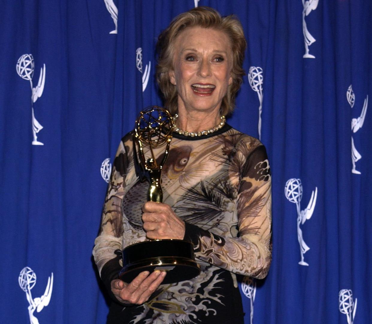 Leachman holds an Emmy for her role in "Malcolm in the Middle." (Photo: Albert L. Ortega via Getty Images)