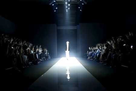 Spectators watch the presentation of the Giorgio Armani Autumn/Winter 2016 women's collection during a fashion show in Moscow, Russia, April 14, 2016. REUTERS/Maxim Zmeyev