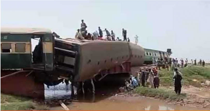火車翻覆後，有不少乘客自行脫困。（圖／翻攝自推特） 
