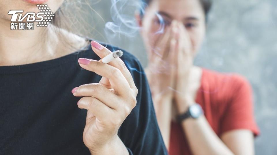 一名婦女不僅在地鐵裡吸菸，還幫孩童點菸。（示意圖／shutterstock達志影像）