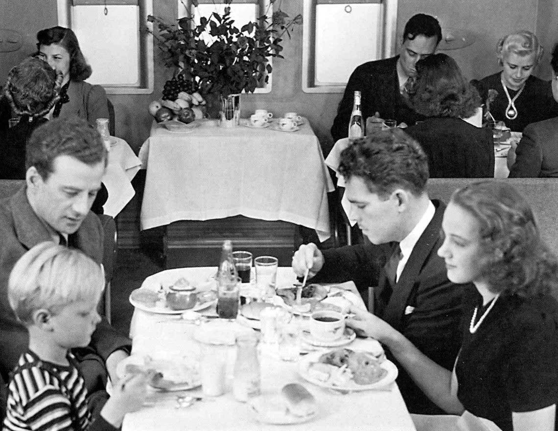 Pan Am's dinner service on the Boeing B-314